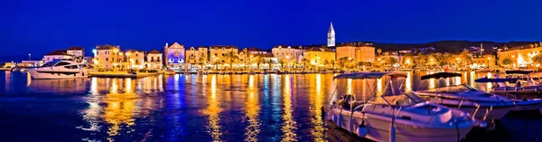 Supetar paseo marítimo noche vista panorámica desde el mar — Foto de Stock