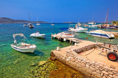 Sahil ve Prvic beach Island panoramik yaz görüntüleyin