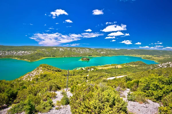 Eiland van Visovac klooster in Krka nationaal park — Stockfoto