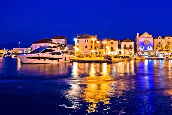 Supetar paseo marítimo noche vista panorámica desde el mar — Foto de Stock