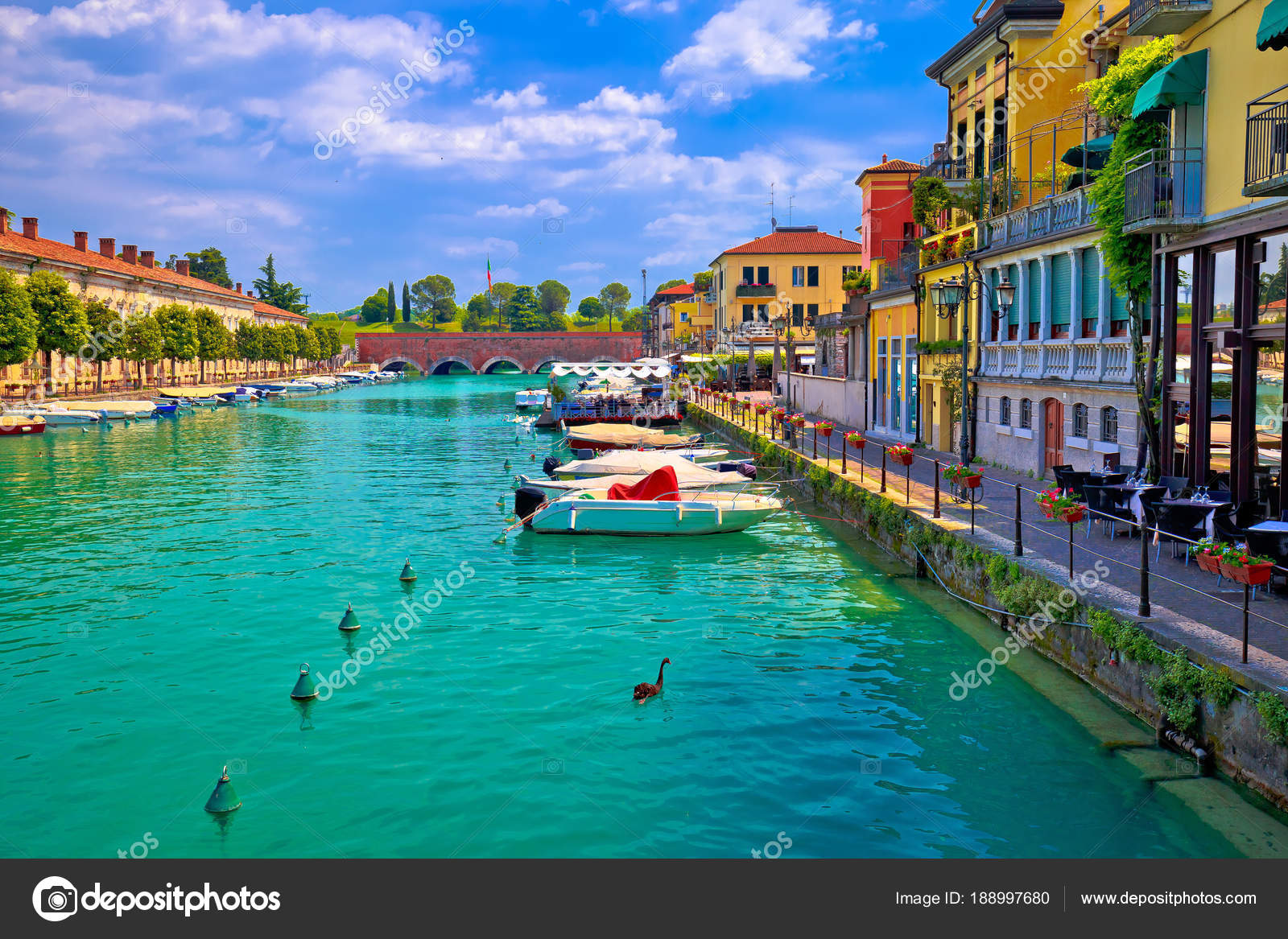 Peschiera del Garda colorido orla e arquitetura italiana ...