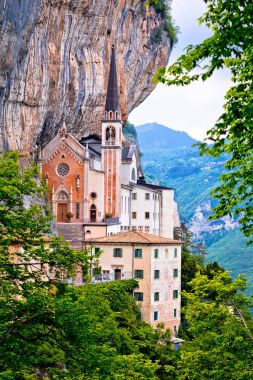 Madonna della Corona kilise kaya