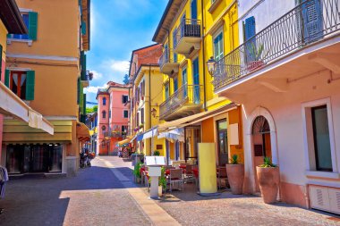 Bir Peschiera del Garda renkli İtalyan mimarisi görünümü