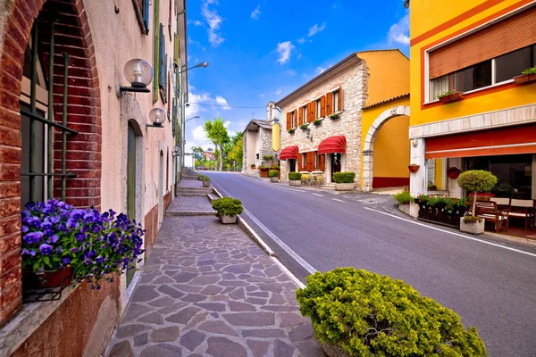 Värikäs kylä Spiazzi katu näkymä — kuvapankkivalokuva