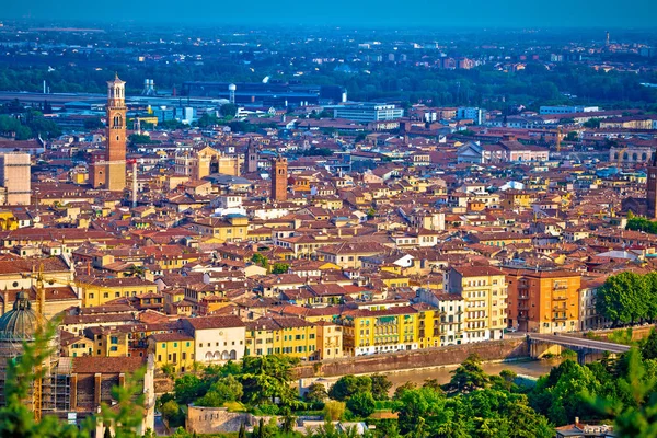 Oude centrum van de stad Verona en Adige luchtfoto panoramisch uitzicht op de rivier — Stockfoto