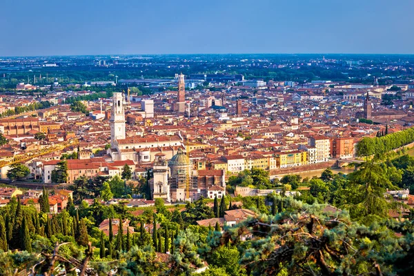 Oude centrum van de stad Verona en Adige luchtfoto panoramisch uitzicht op de rivier — Stockfoto