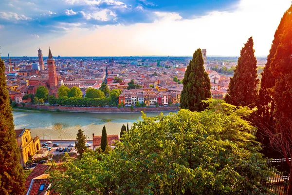 Besutiful Verona skyline: Nézd sundown piros — Stock Fotó