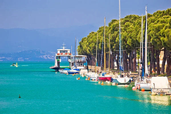 Lago di garda turkoosi ranta Peschiera näkymä — kuvapankkivalokuva