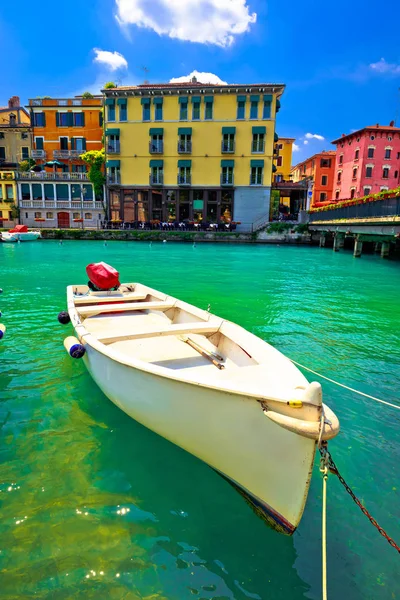 Peschiera del Garda färgglada hamnen och båtarna vertikal Visa — Stockfoto