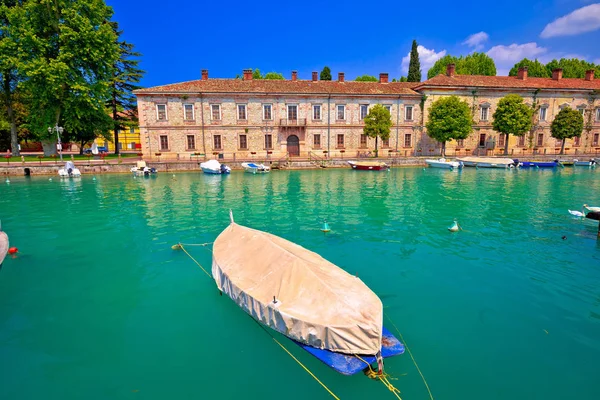 Peschiera del Garda kleurrijke haven en boten bekijken — Stockfoto