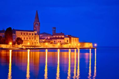 Porec şehir sahil akşam görünümü