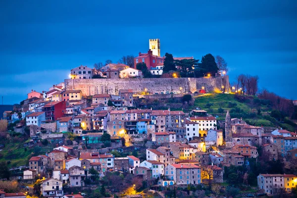 Staden Motovun på Istriens hill dawn Visa — Stockfoto
