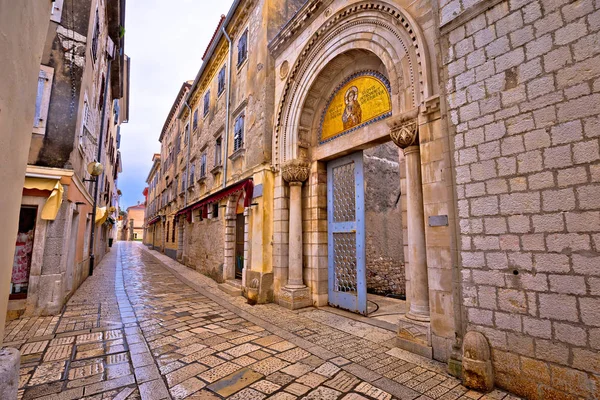 Basílica Eufrásica portão e Porec pedra vista de rua — Fotografia de Stock