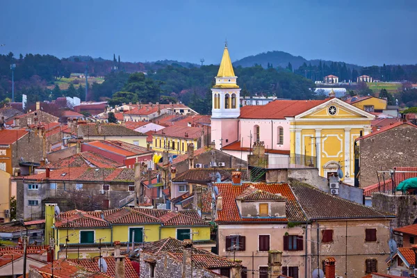 Kasaba Porec çatıları ve kıyı şeridi görünümü