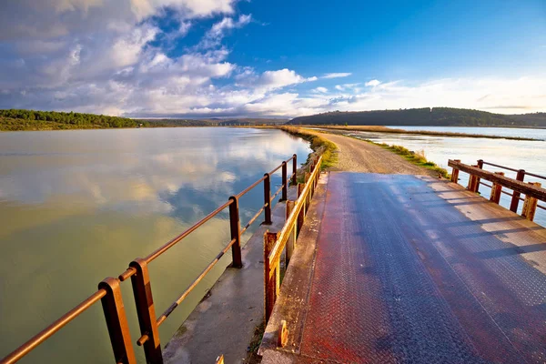 Ponte da foz do rio Mirna e vista do estuário — Fotografia de Stock