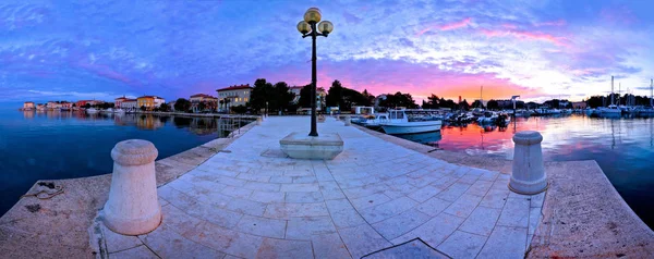 Stad Porec ochtend zonsopgang panoramisch uitzicht vanaf de pier — Stockfoto