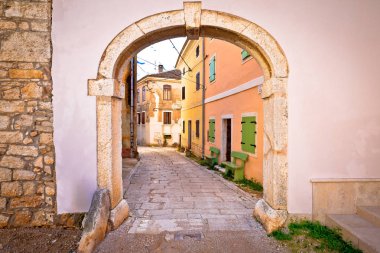 Visnjan şehir eski taş kapısı ve sokak