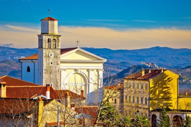 Vizinada kasaba kilise ve manzarası Istrian yatay yukarıda görüntülemek