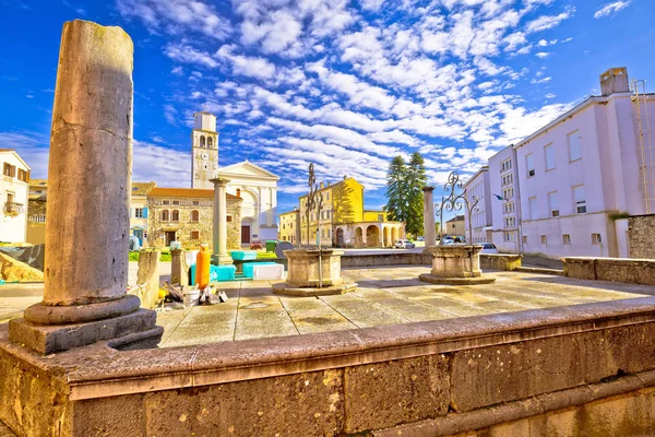 Město Fazana staré dlážděné náměstí pohled — Stock fotografie