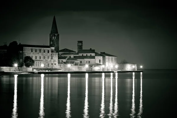 Город на побережье Пореча вечерний черно-белый вид — стоковое фото