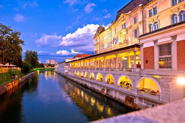 Ljubljana riverfront architektura wieczorem widok — Zdjęcie stockowe