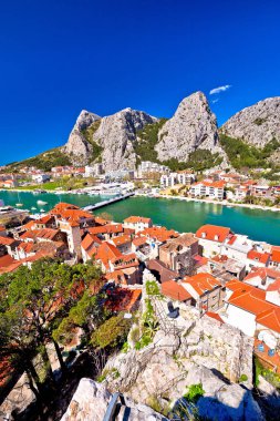Omis kasaba ve Cetina nehir ağzı panoramik manzarası