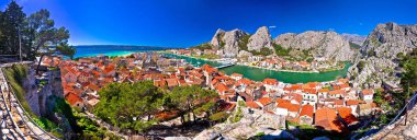 Omis kasaba ve Cetina nehir ağzı panoramik manzarası