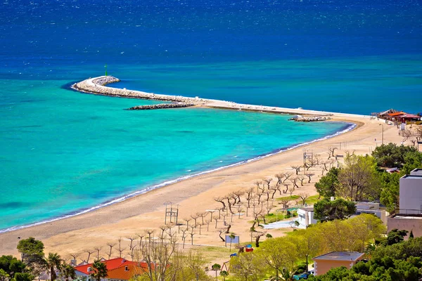 Cidade de Omis praia e sanbar vista aérea — Fotografia de Stock