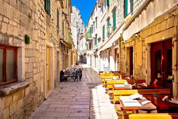 Stone smalle mediterrane straat van Omis — Stockfoto