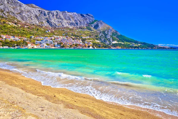 Playa de arena de la ciudad de Omis y vista de la costa de montaña de Biokovo — Foto de Stock