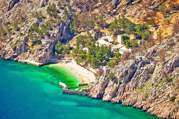 Идиллический пляж и каменная деревня на скале горы Биоково — стоковое фото