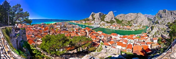 町の Omis のとツェティナ川口全景 — ストック写真