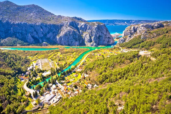 Cetina folyó canyon és a száj Omis felülnézet — Stock Fotó