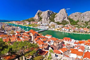 Omis kasaba ve Cetina nehir ağzı panoramik manzarası