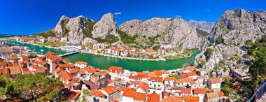 Omis kasaba ve Cetina nehir ağzı panoramik manzarası