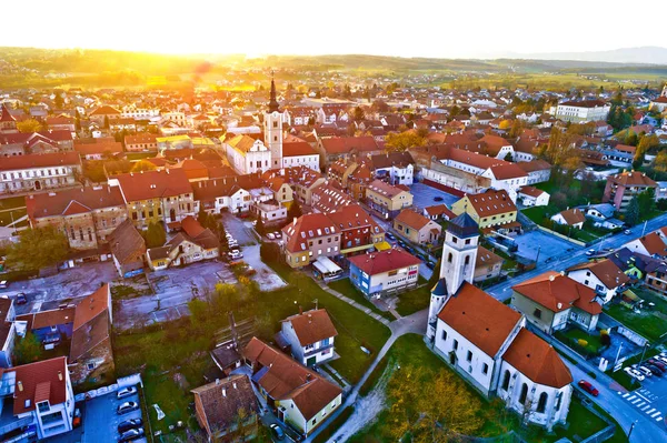 Kolorowy zachód słońca nad średniowiecznego miasta Križevci widok z lotu ptaka — Zdjęcie stockowe