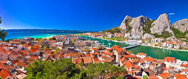 Omis városától és a Cetina folyó száj panoráma — Stock Fotó