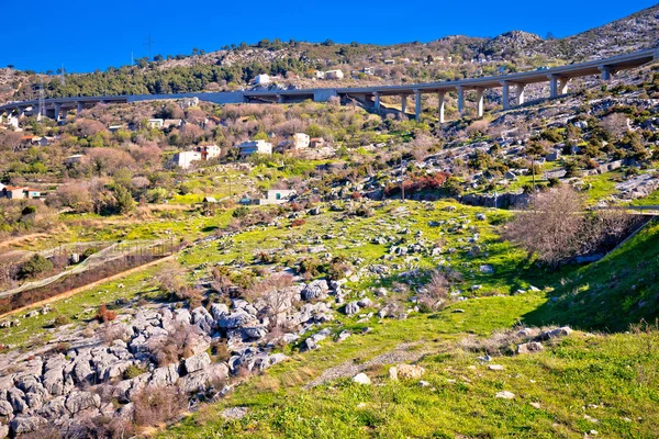 Klis colina aldeia e Split auto-estrada vista — Fotografia de Stock