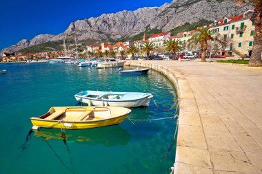 Renkli Makarska tekneler ve Biokovo Dağı altında waterfront VI