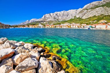 Makarska turkuaz waterfront ve Biokovo Dağı görüntüleyin