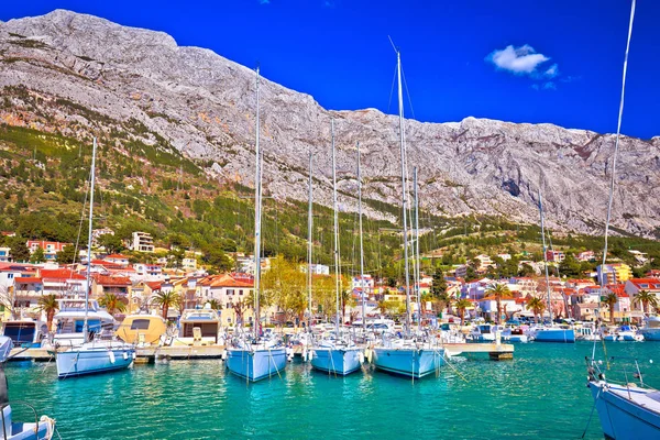 Baska voda destino de vela frente al mar en Makarska riviera —  Fotos de Stock