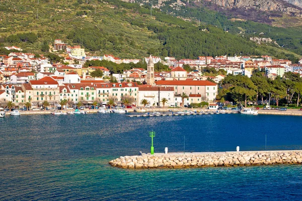 Makarska boats and waterfront under Biokovo mountain view — Stock Photo, Image