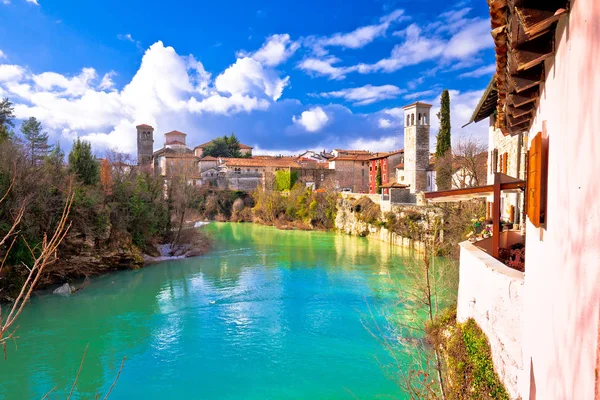 Cividale del Friuli på klippor Natisone river canyon Visa — Stockfoto