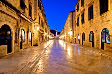 Ünlü Stradun Caddesi Dubrovnik gece görünümü
