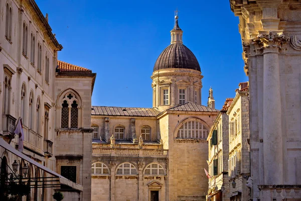 Dubrovnik rua arquitetura histórica vista a Assunção Cathe — Fotografia de Stock