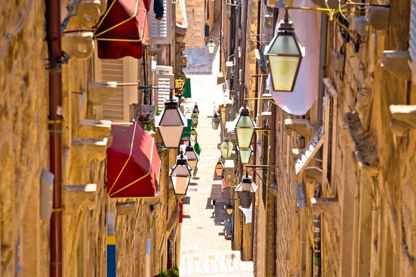 Dubrovnik meredek, szűk utcára néző — Stock Fotó