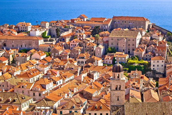 Atap tua Dubrovnik terlihat dari tembok kota — Stok Foto