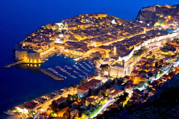 Cidade histórica de Dubrovnik vista aérea da noite — Fotografia de Stock