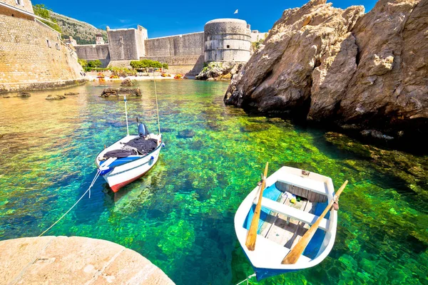 Grünes Meer unter Dubrovnik Stadtmauern Ansicht — Stockfoto
