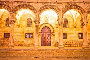 Dubrovnik sokak tarihi mimarisi ve görünüm akşam kemerler